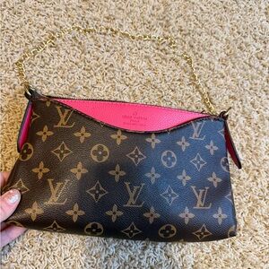 Elegant Brown Shoulder Bag with Pink Interior